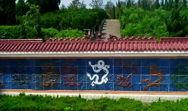 龍山陵園 